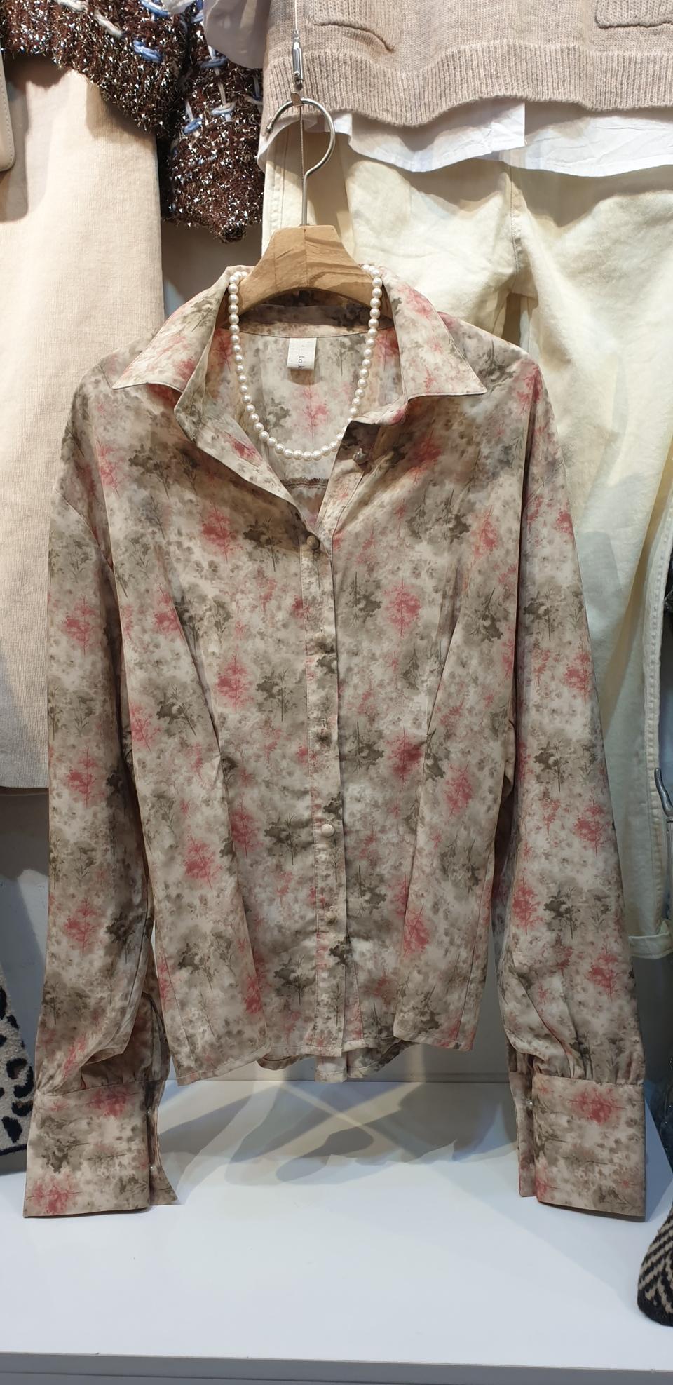 잔꽃 스모크 블라우스