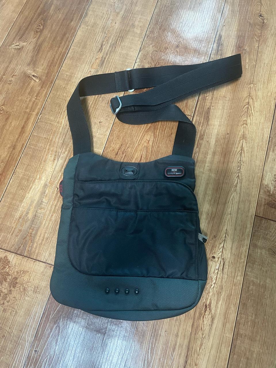 투미(TUMI) 크로스백(정품)