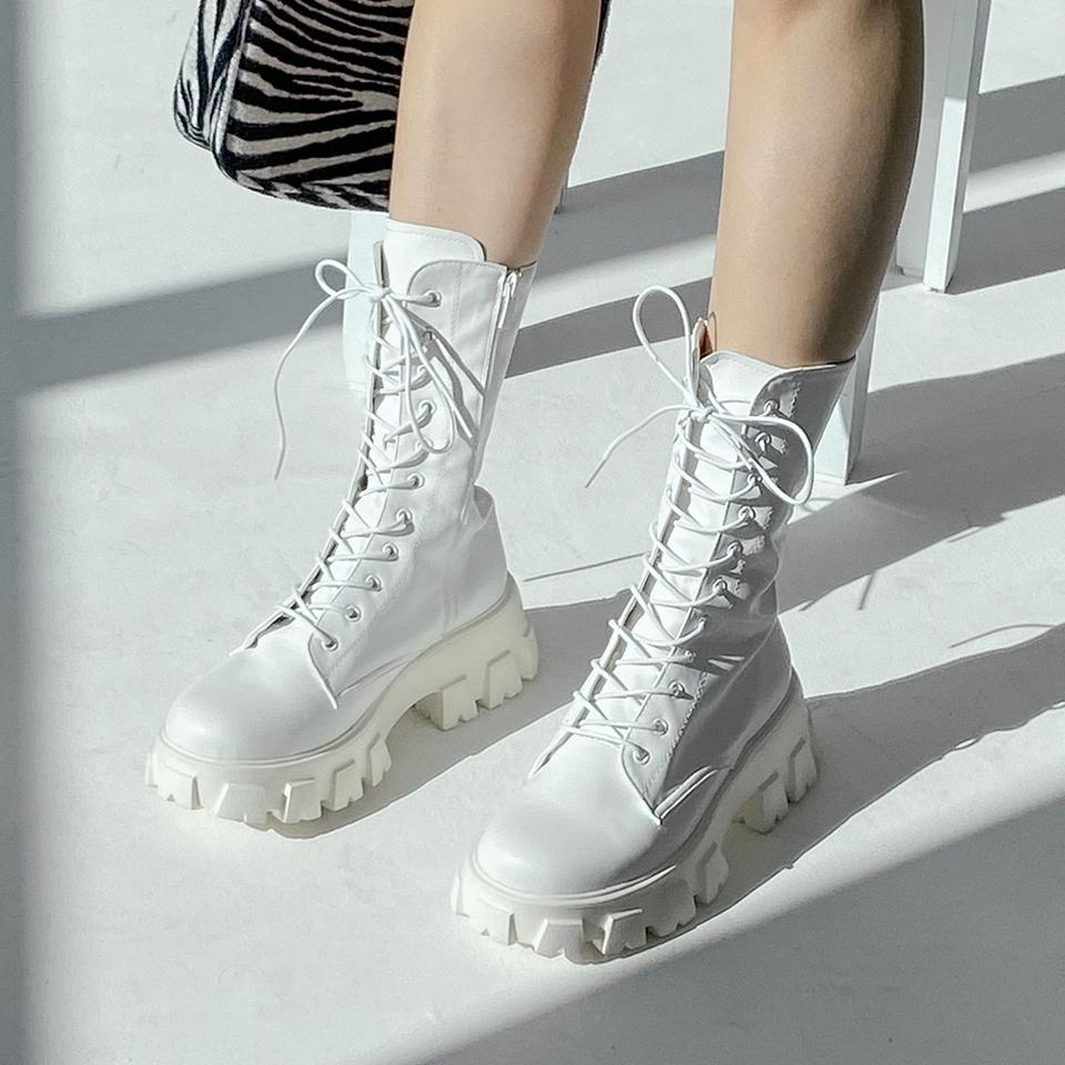 블랙업 레이스업 화이트 스트랩워커