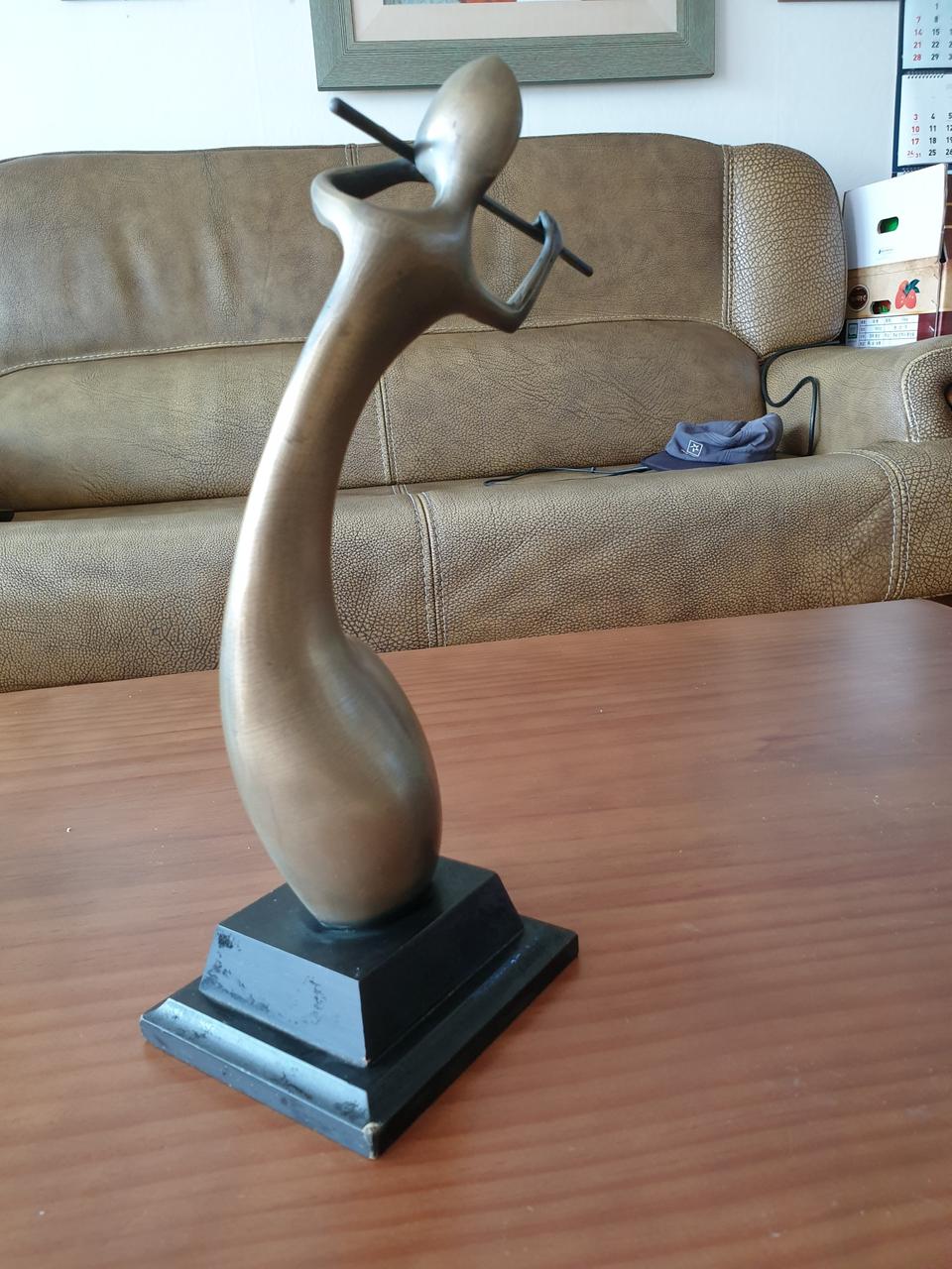 동으로된 연주하는 여인