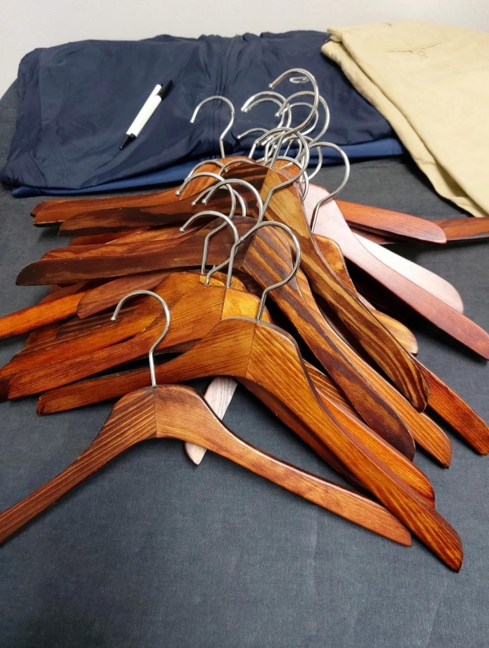 남성용 원목옷걸이 50개씩 판매