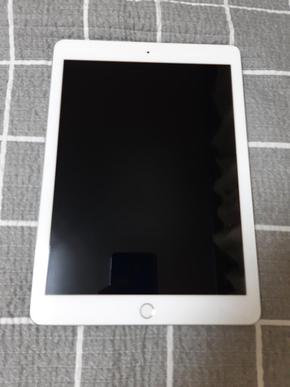 아이패드6세대32기가 와이파이 실버 단품 23만원에팝니다