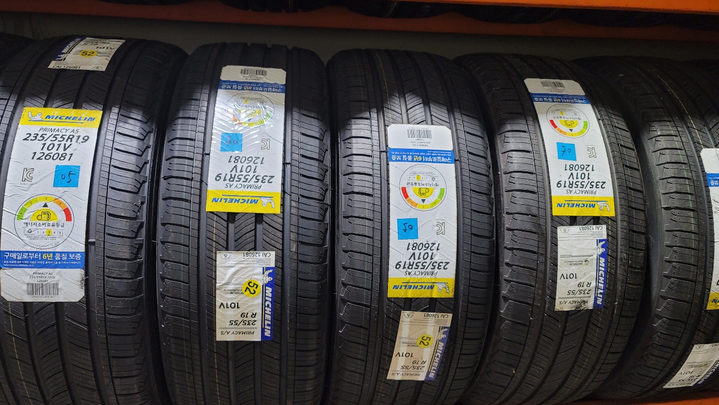 미쉐린 PRIMACY A/S 235 55 19 타이어 팝니다