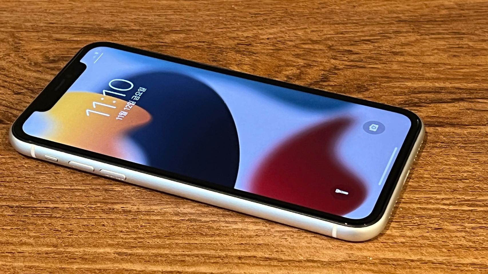 아이폰 11 화이트 128g 팝니다.