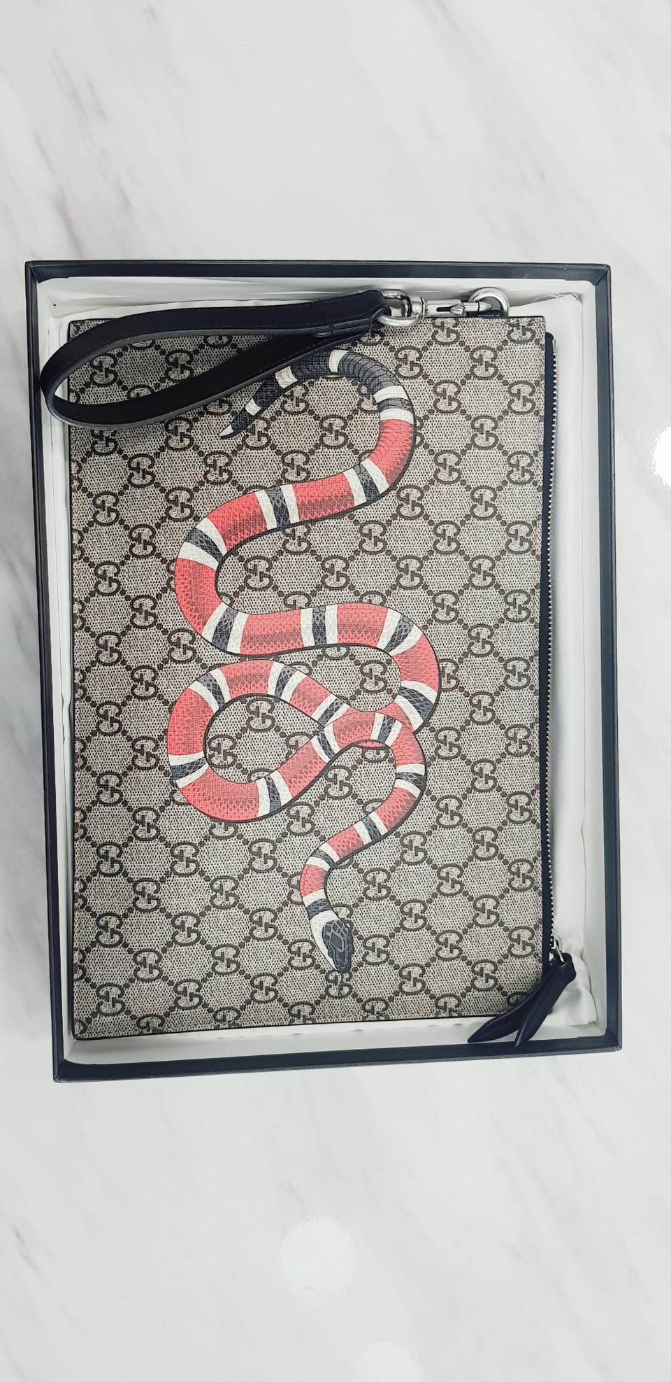 구찌 GG 수프림 스트랩 클러치백 판매합니다(새상품급)