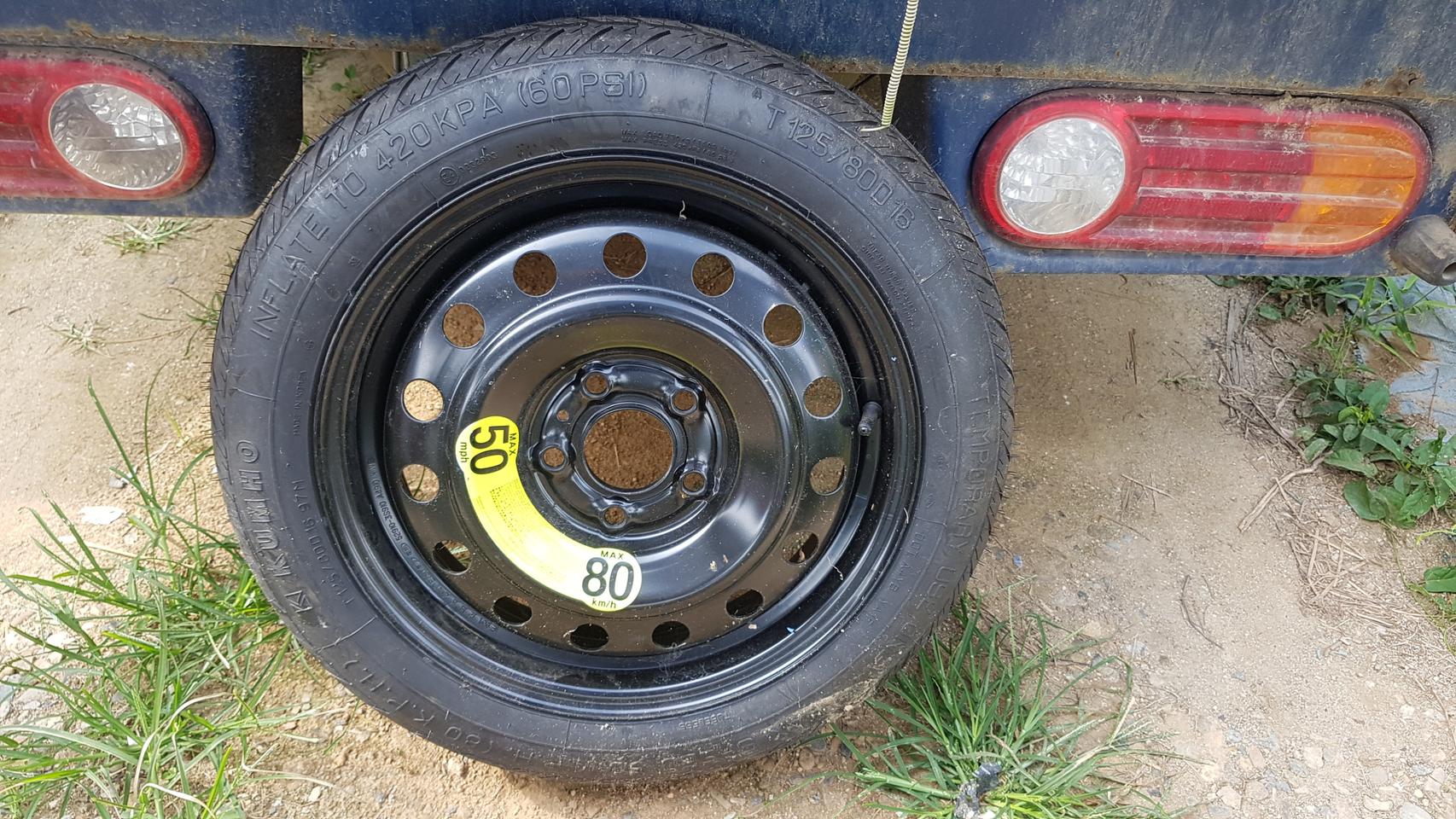 스페어타이어 125/80D16 5홀짜리입니다