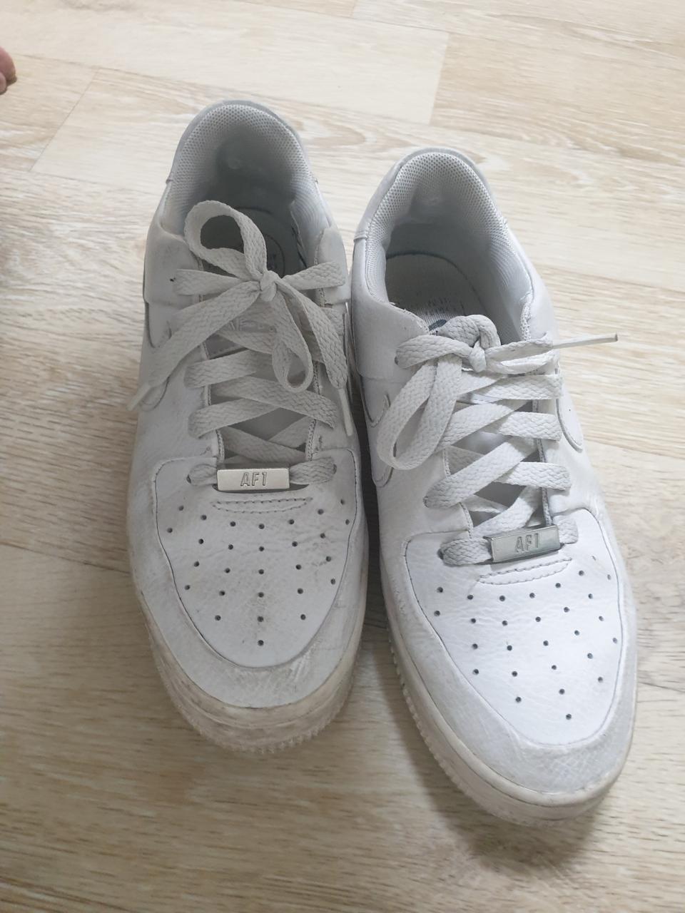 나이키에어포스세이지로우