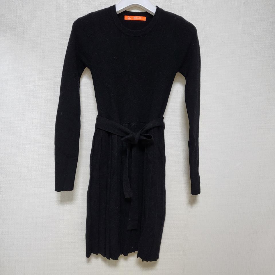 랭앤루 블랙 니트 플레어 미니 원피스