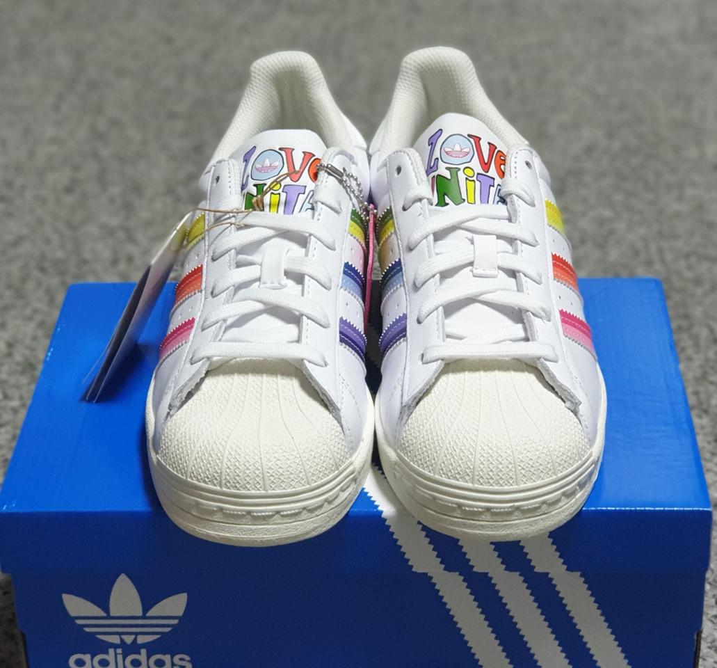 새상품)아디다스 슈퍼스타 프라이드 스니커즈 사이즈 235,240,245