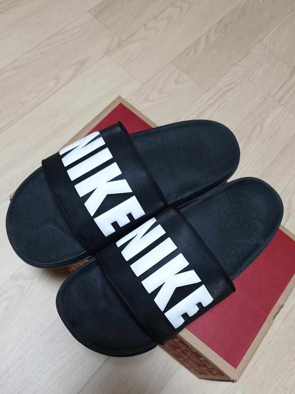 나이키 슬리퍼 팝니다(이번년도상품)