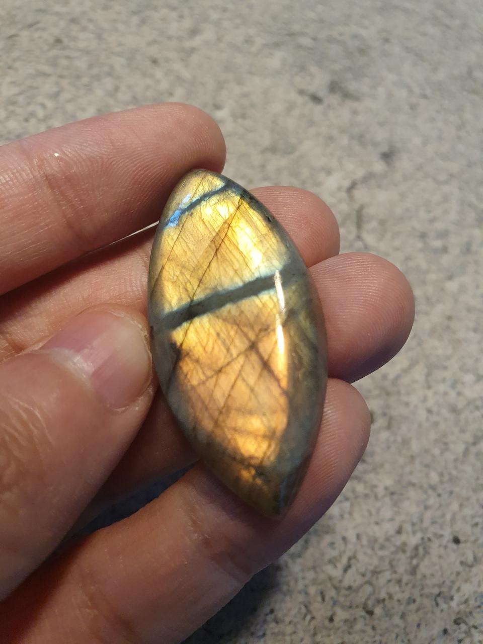 레브라도라이트 캐보션