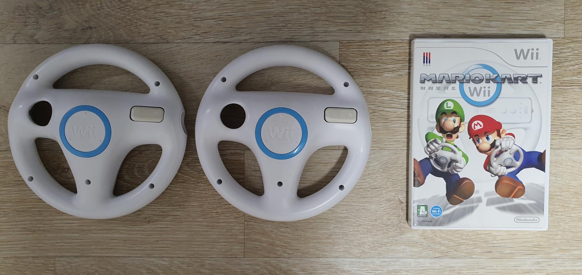 닌텐도위 마리오카드와 닌텐도 정품 핸들 2개 세트로 판매 합니다.