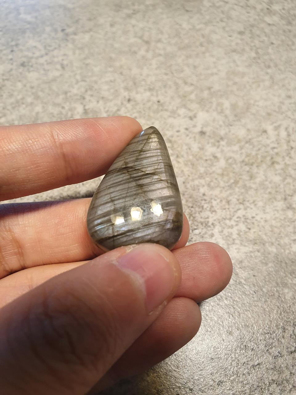 레브라도라이트 연보라색