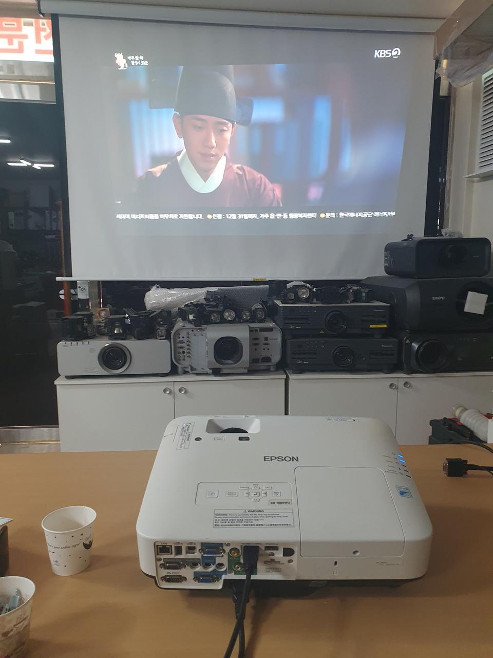 엡손EB-1985WU. 중고빔프로젝터