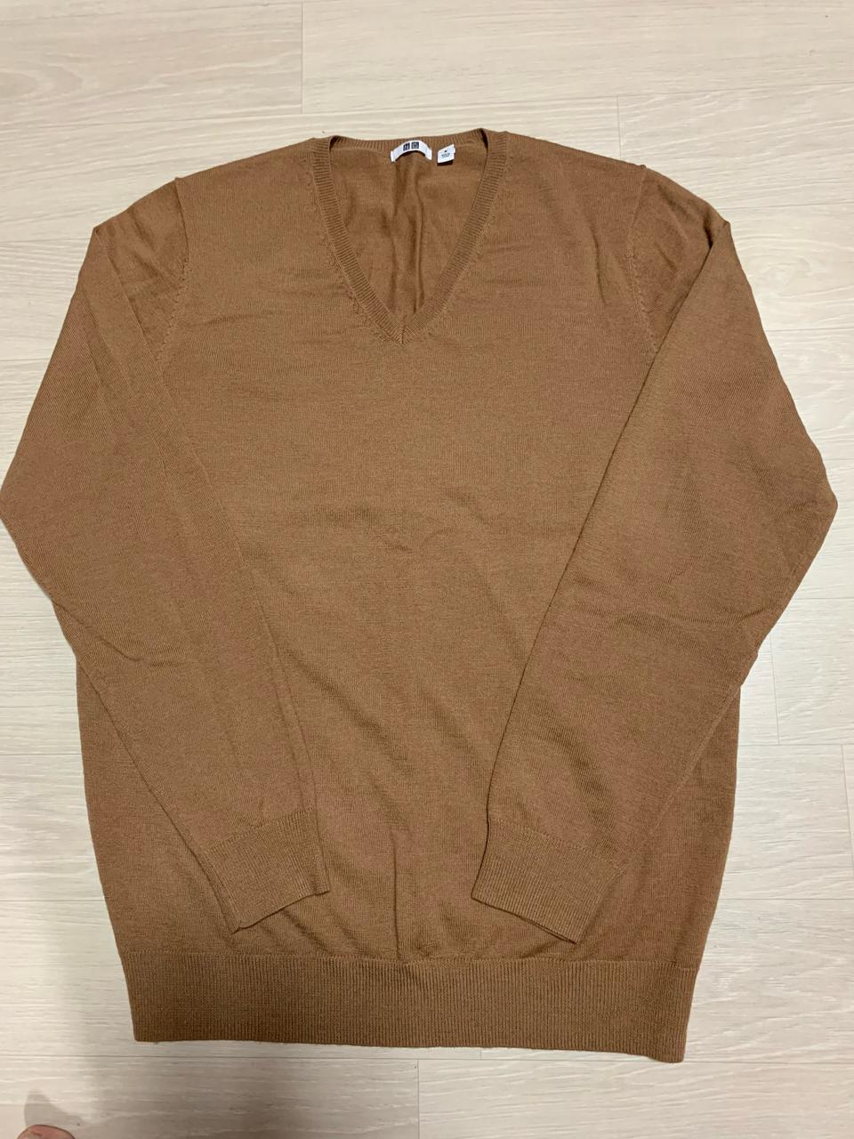 유니클로 브이넥니트M