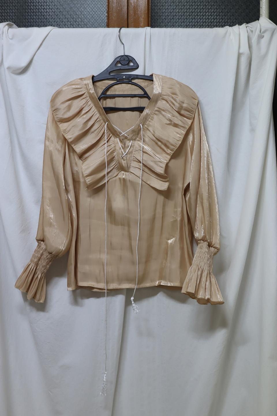 새상품) 골드 새틴 러플 블라우스