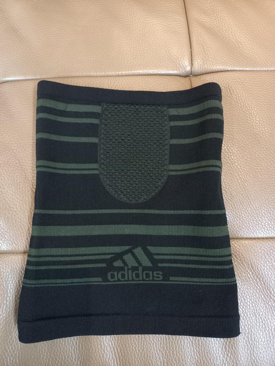 아디다스워머/검정바탕에 진그린줄무늬