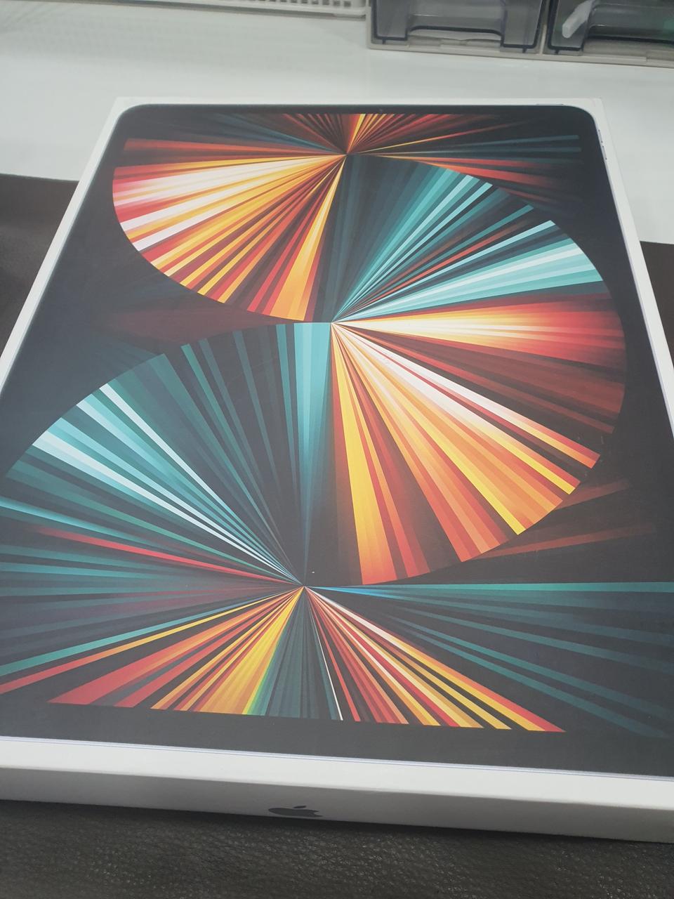 아이패드프로5세대 12.9 256기가 와이파이+셀루러 미개봉 팝니다