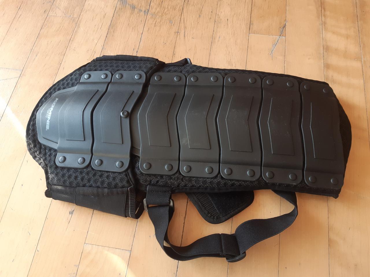 코미네 척추 보호대