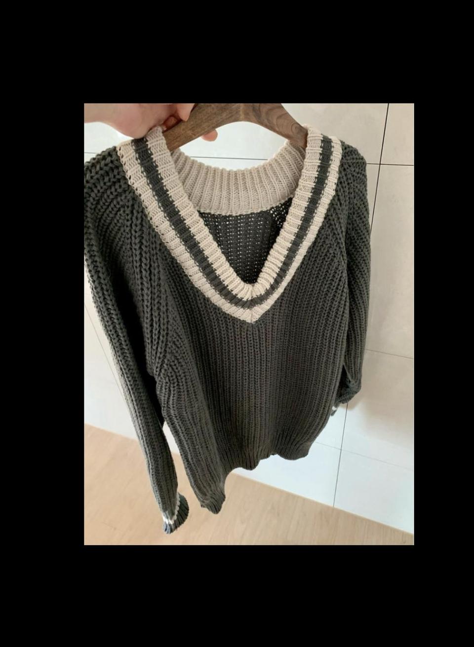 여성 브이넥 니트