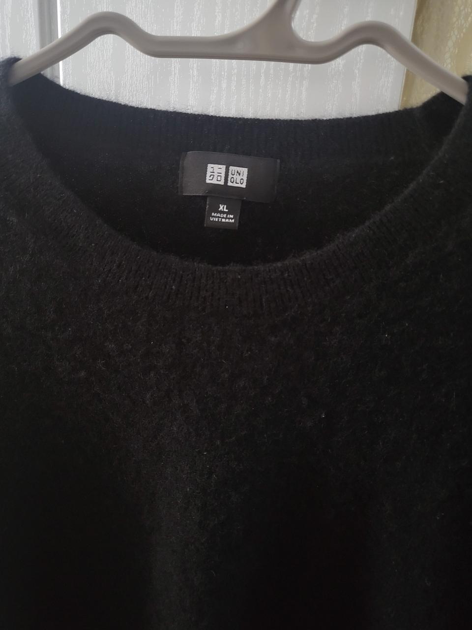 유니클로 캐시미어100% 라운드넥 니트 판매합니다