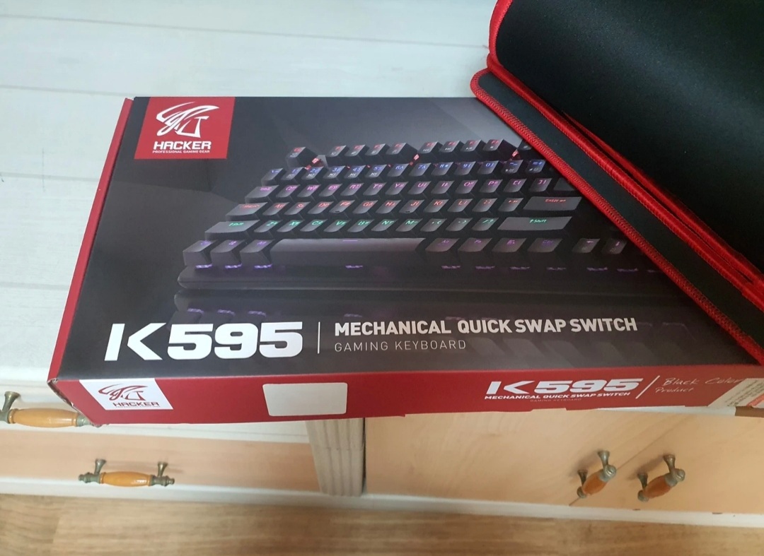 해커 k595 적축 키보드 팝니다(장패드2장)포함(중고임)