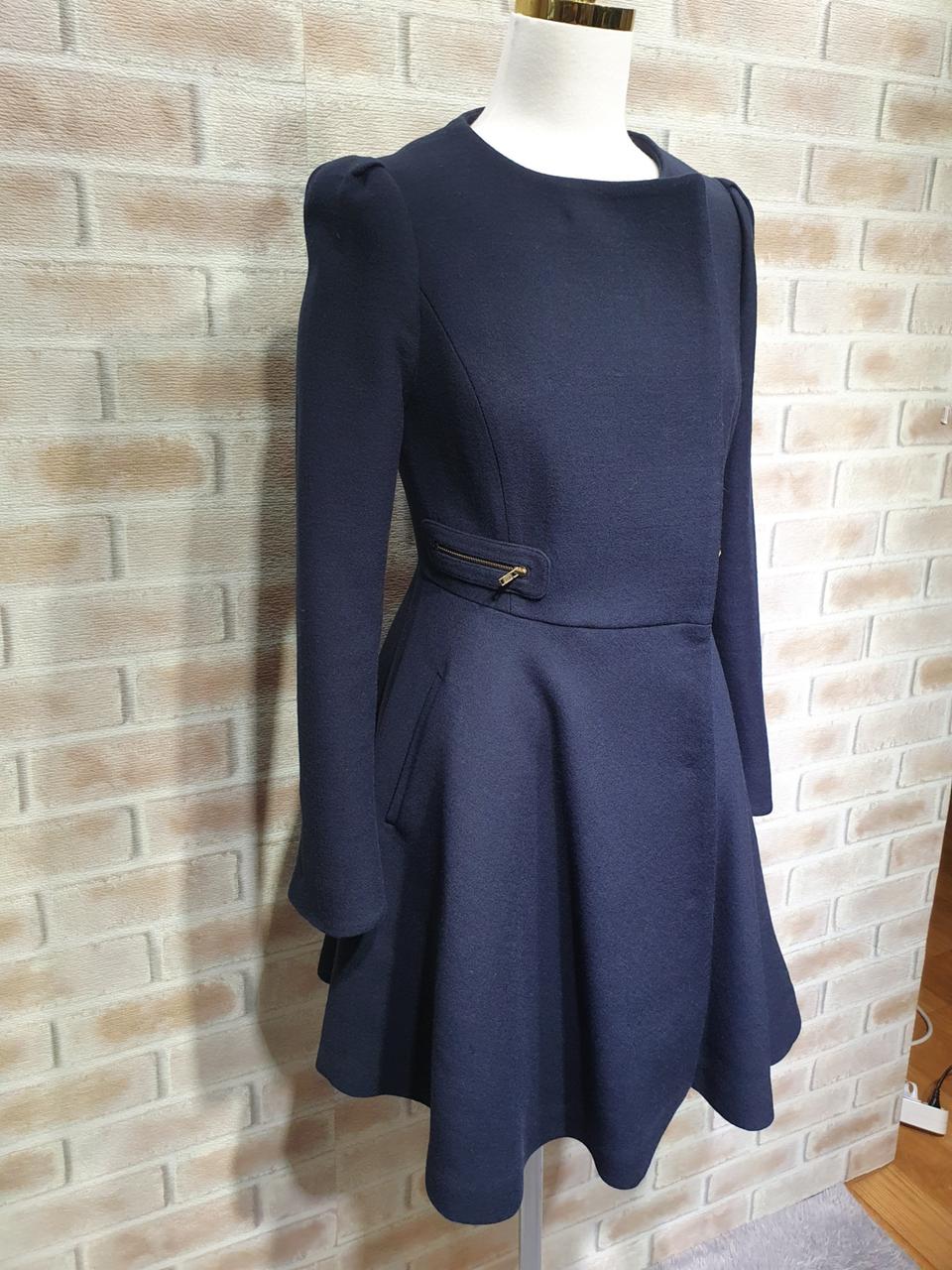 레니본 상태좋은 100%울 어깨핀턱 플레어 원피스 코트 ~55마른