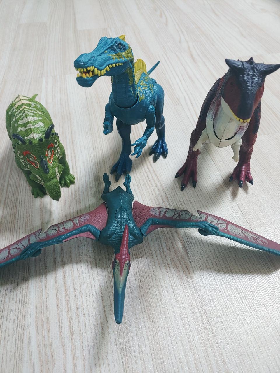 소리나고 등을 누르면 움직이는.공룡