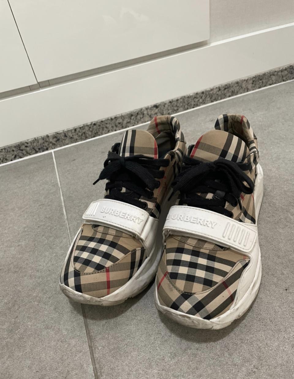 버버리 스니커즈 급쳐 !