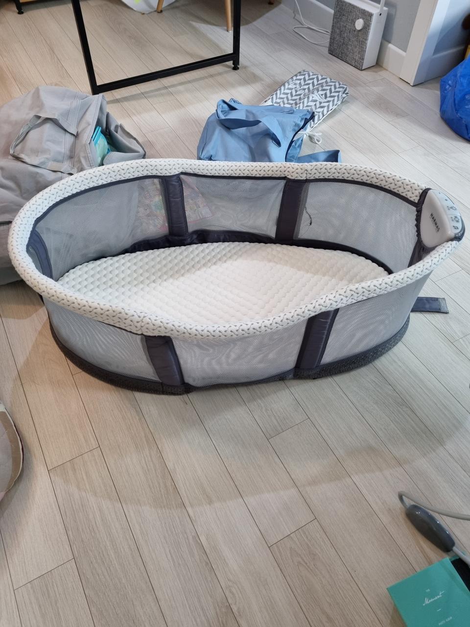 알마드 휴대용 아기침대 1만에 팝니다.