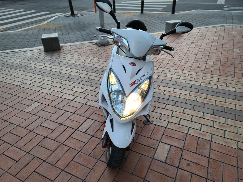 킴코 레이싱125 cc 스쿠터13년식 짧은키로수 판매합니다.