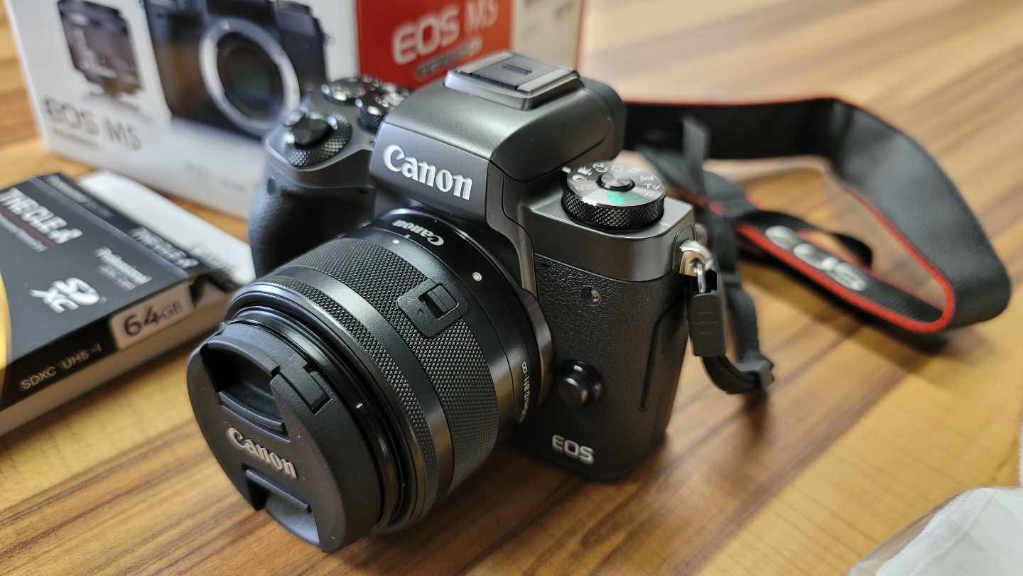 캐논  EOS M5 미러리스 카메라 기본렌즈+64메모리칩 포함