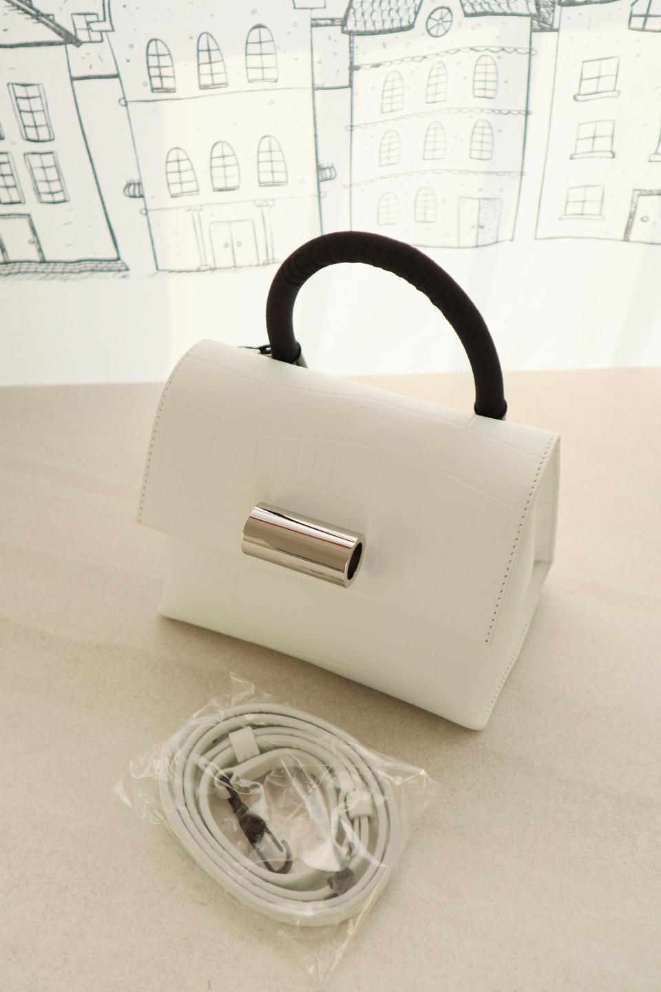 (새제품)힐리엔서스 악어패턴 소가죽 미니백 정가298,000원