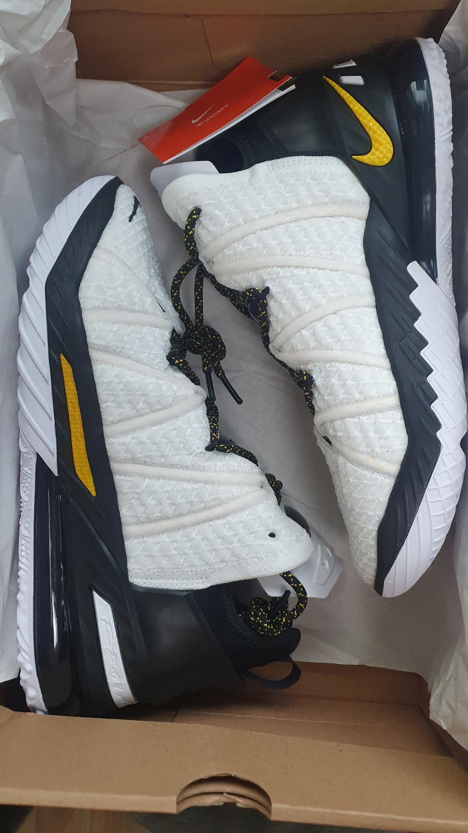 르브론18  270mm체육관에서 한번 신었습니다.