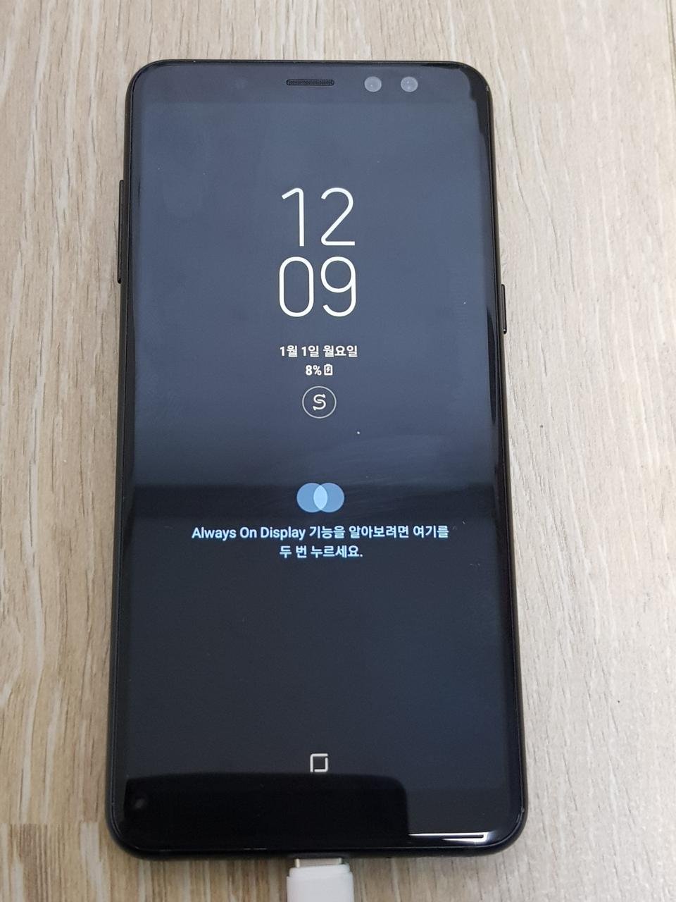 갤럭시a8(2018)블랙 A급 32기가입니다.