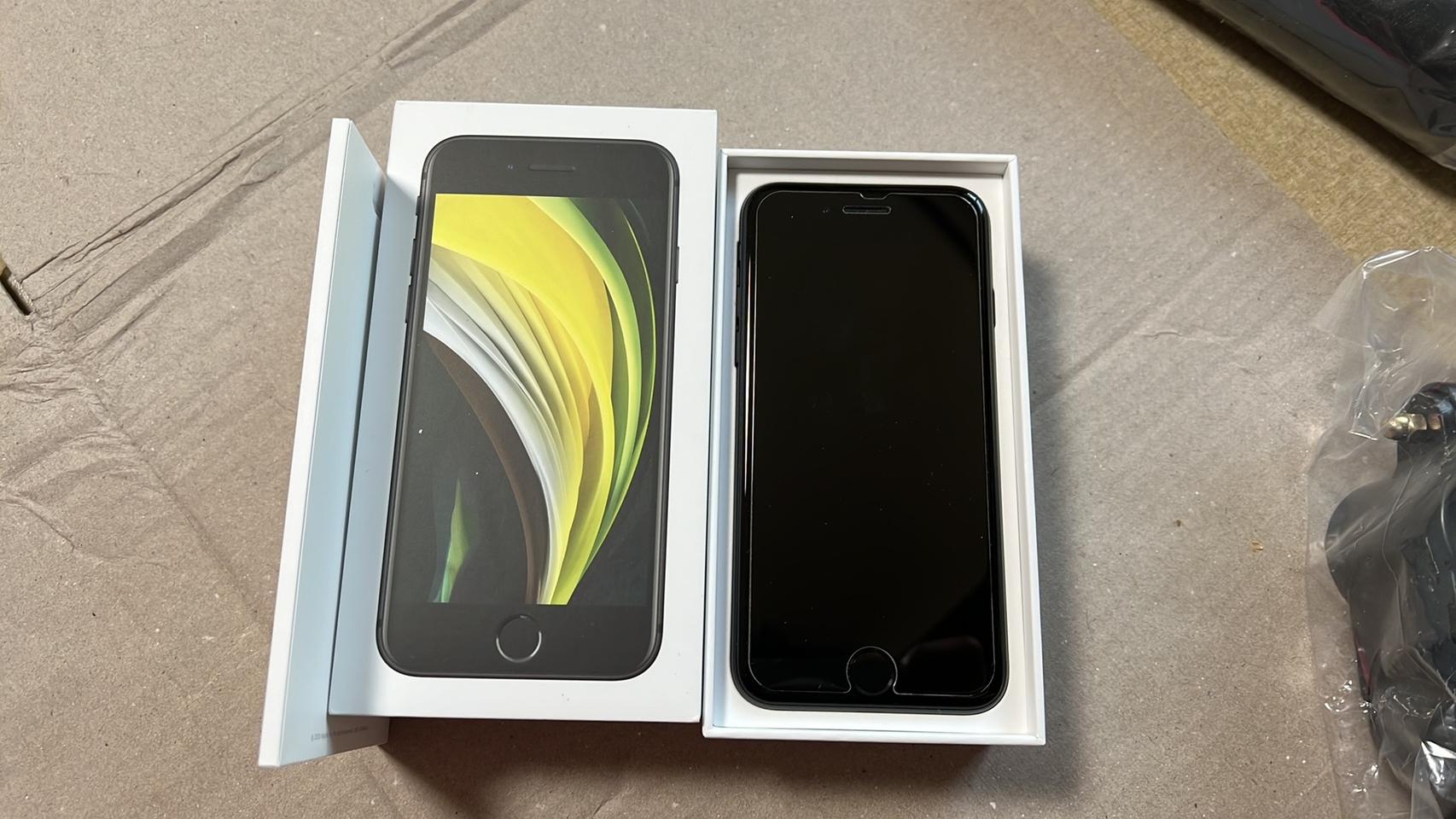 아이폰se2 블랙 자급제 128기가 새상품급 45만원에 팝니다