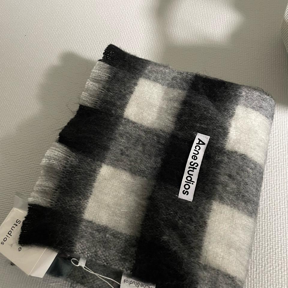 아크네스튜디오 머플러22신상