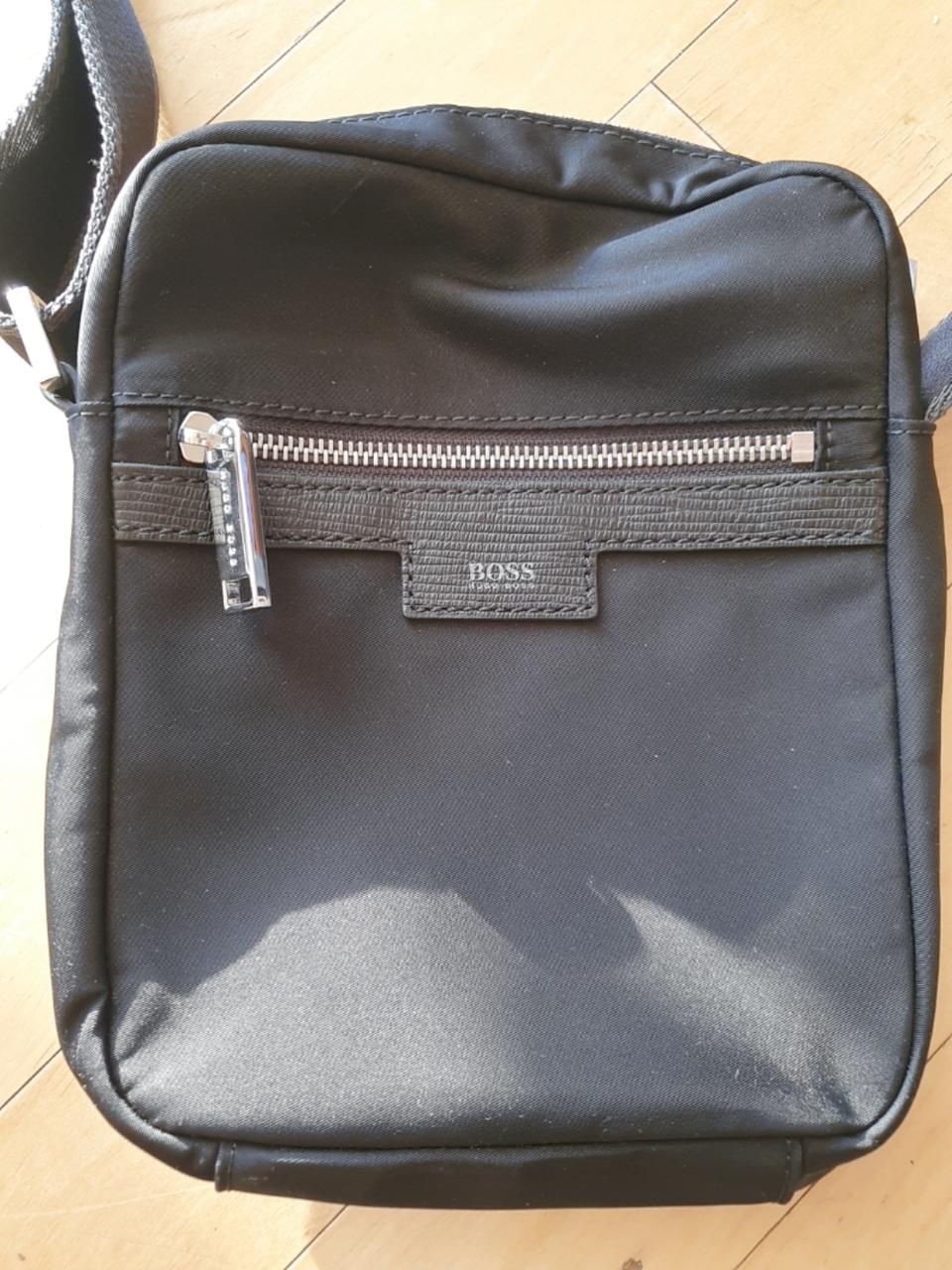 휴고보스 메신저백