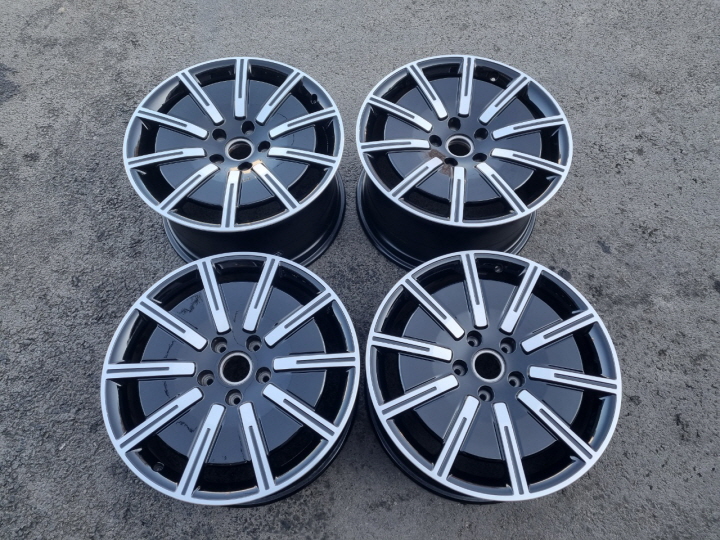 포르쉐 타이칸 에어로S 20인치 순정 휠 판매 합니다