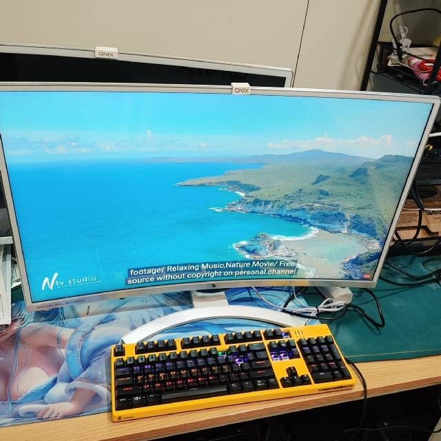 안전 큐닉스 165hz 커브드 qhd 고화질 모니터 팝니다.