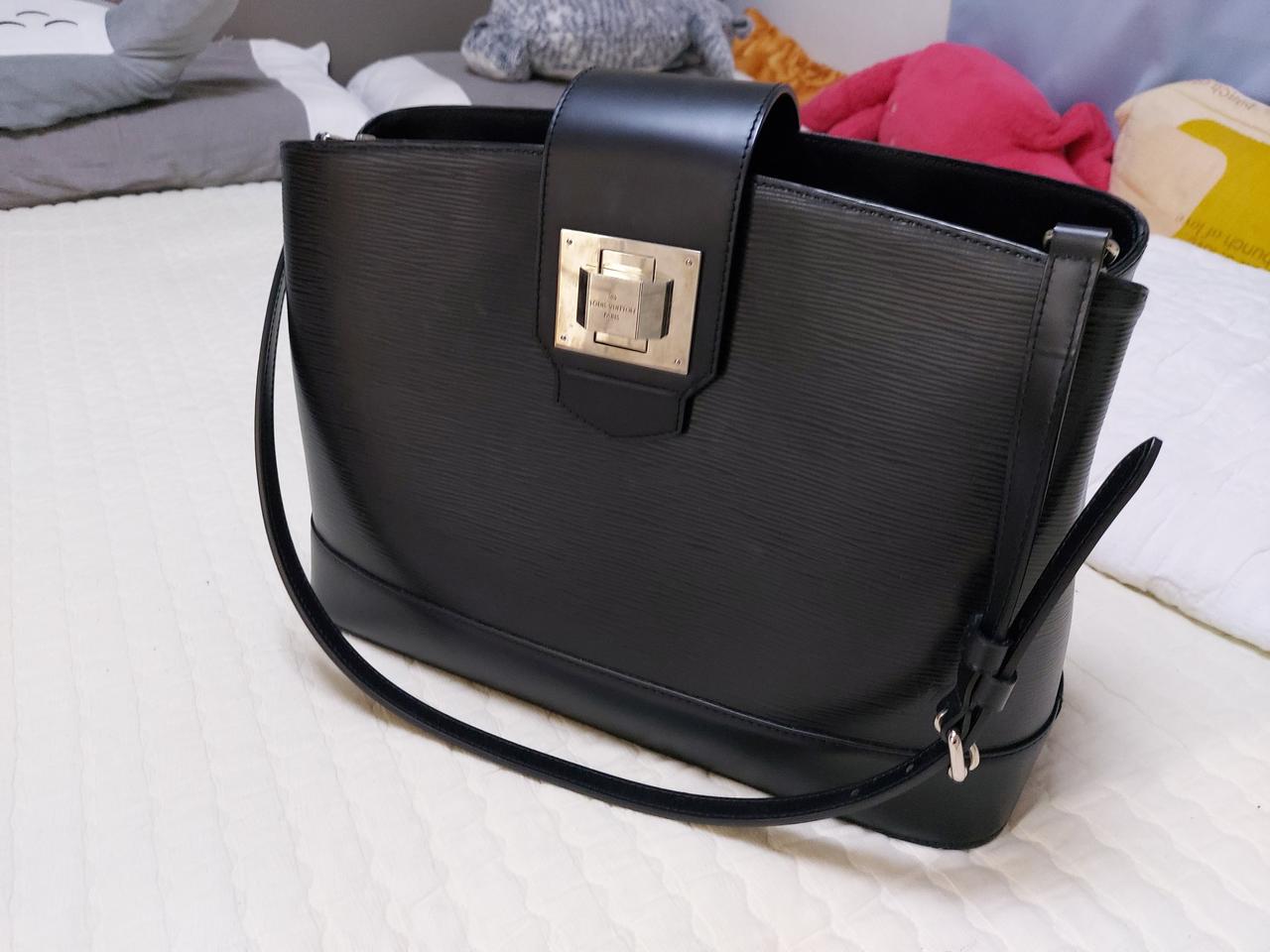 루이비똥 정품가방 블랙색상 판매합니다