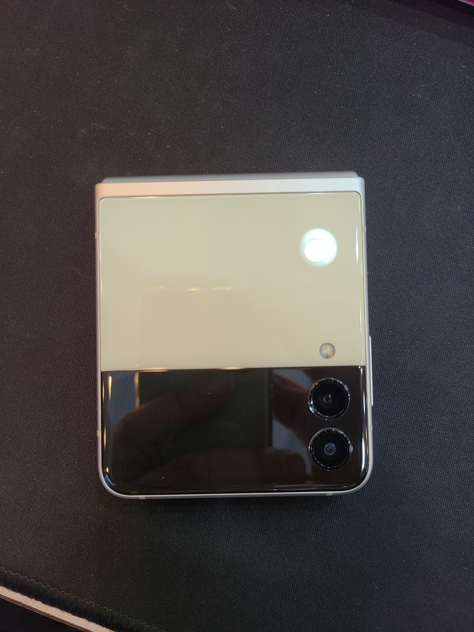 Z플립3  크림색상 자급제폰 상태 SS급