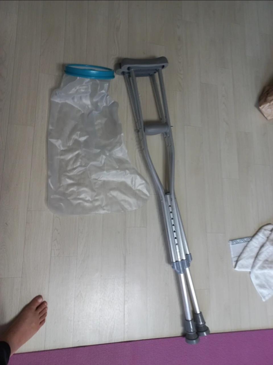 목발과 다리방수커버