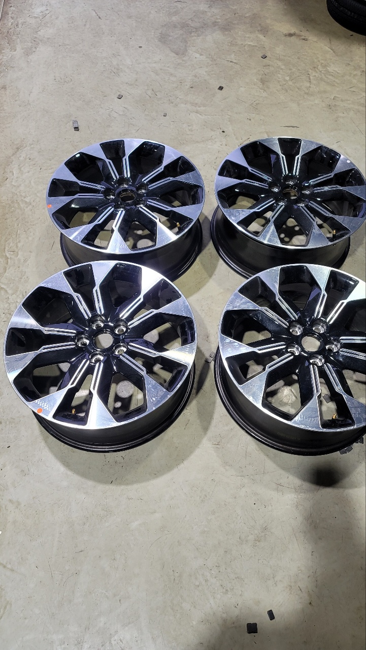 신형 카니발 순정 19인치 휠 팝니다