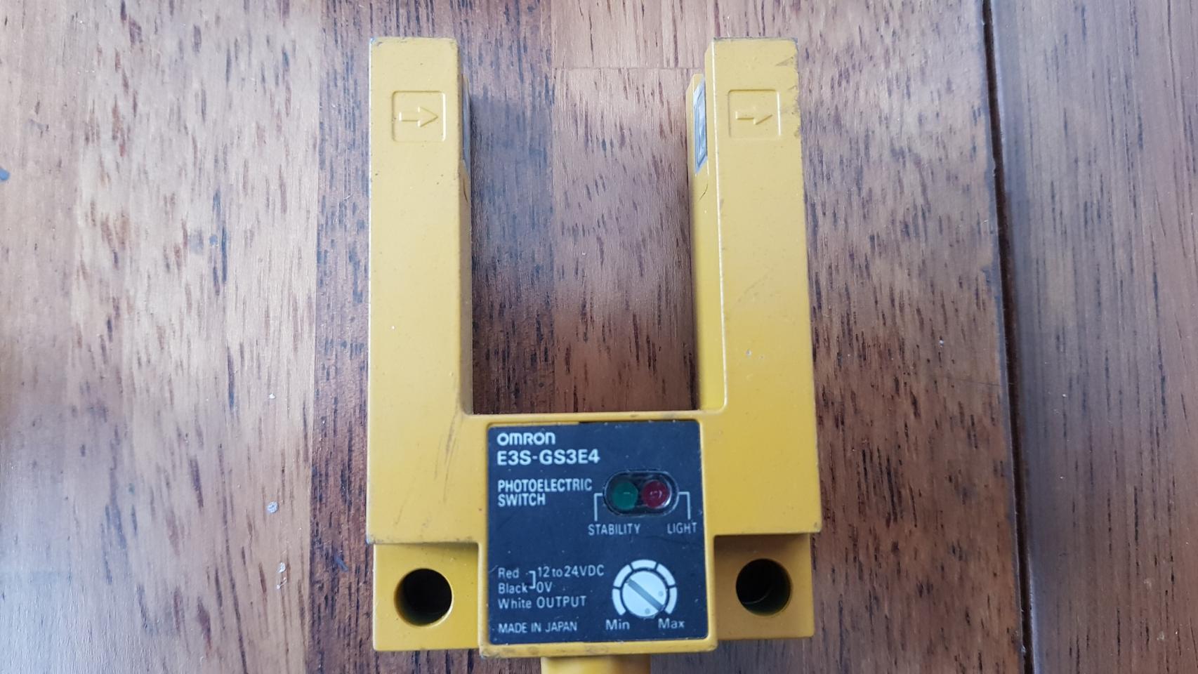 오므론 포토센서 E3S-GS3E4말굽스위치.1개남음