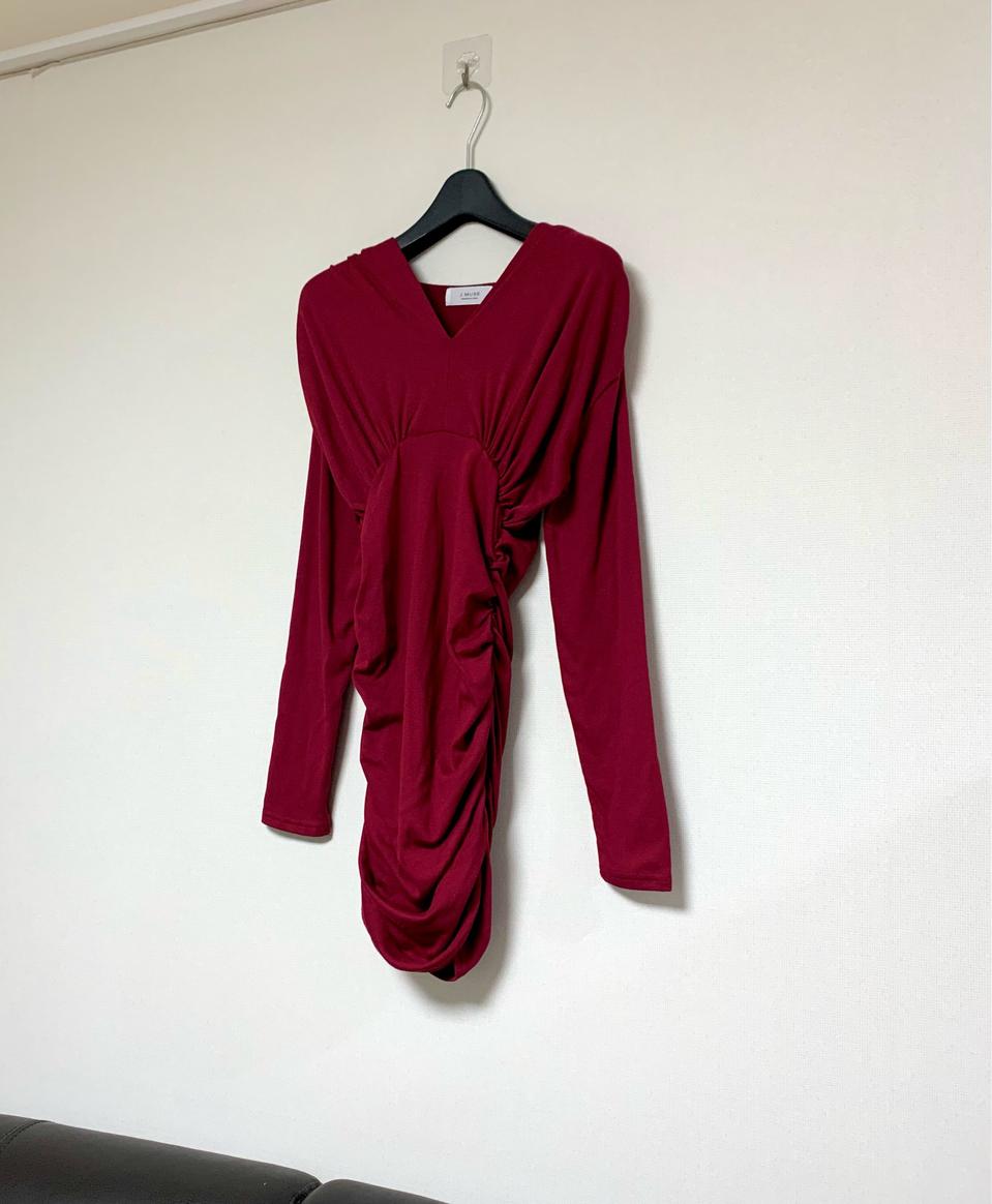 와인레드 브이넥 사이드 셔링 핏되는 원피스