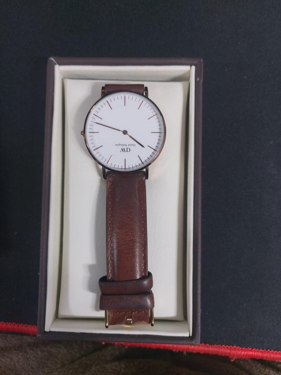 다니엘 웰링턴 36 mm 가죽시계 브라운입니다. (남여공용사이즈)