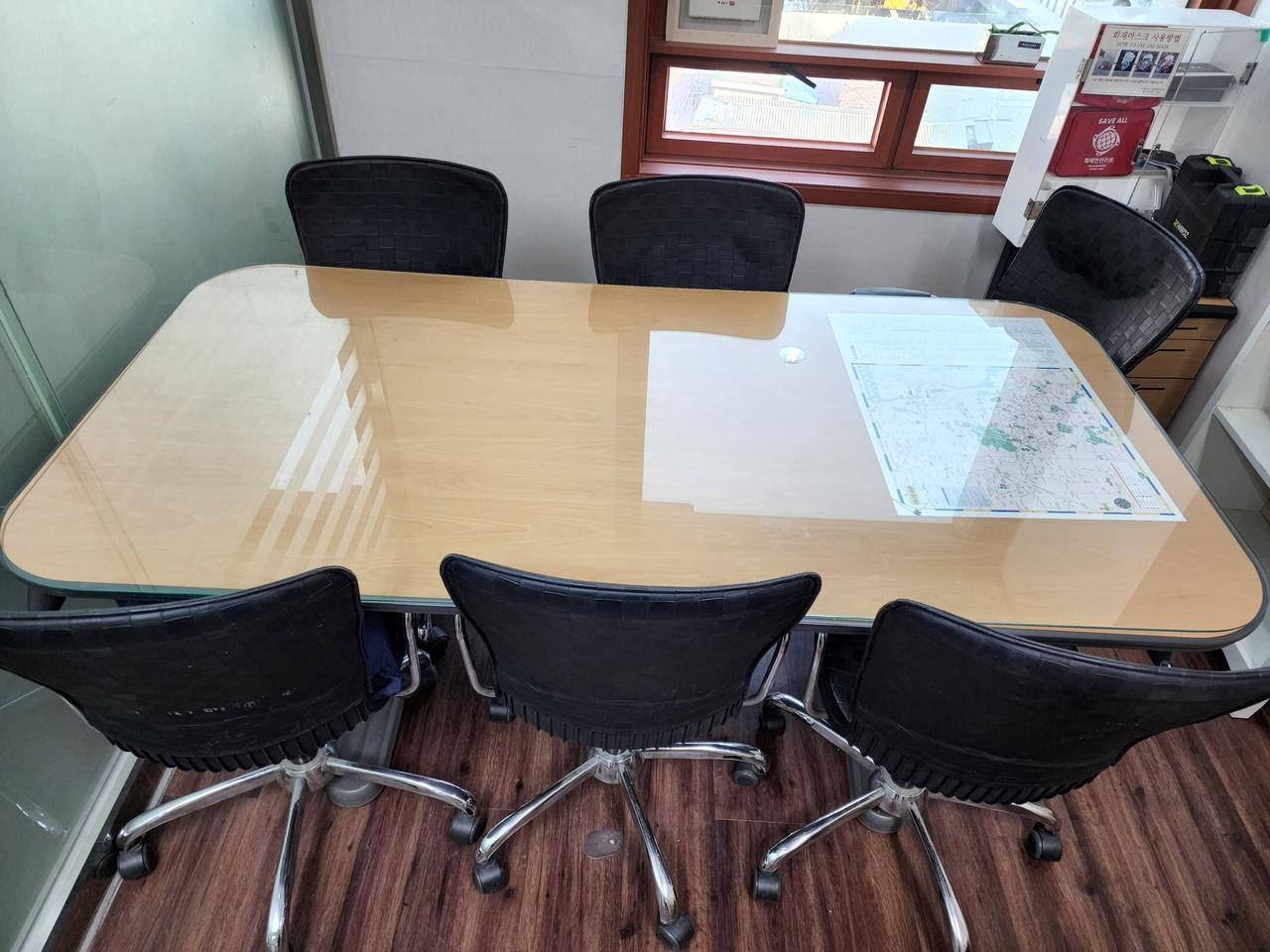 회의탁자와 의자6개