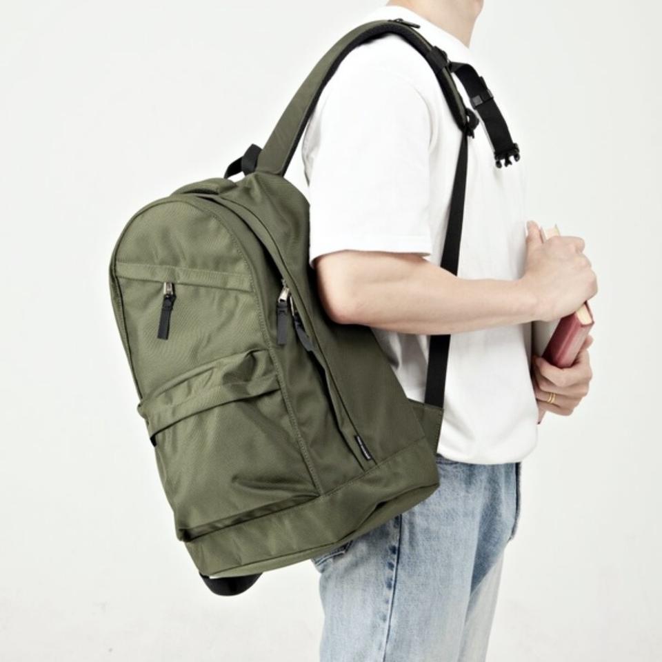 마지언타이틀 카키 백팩