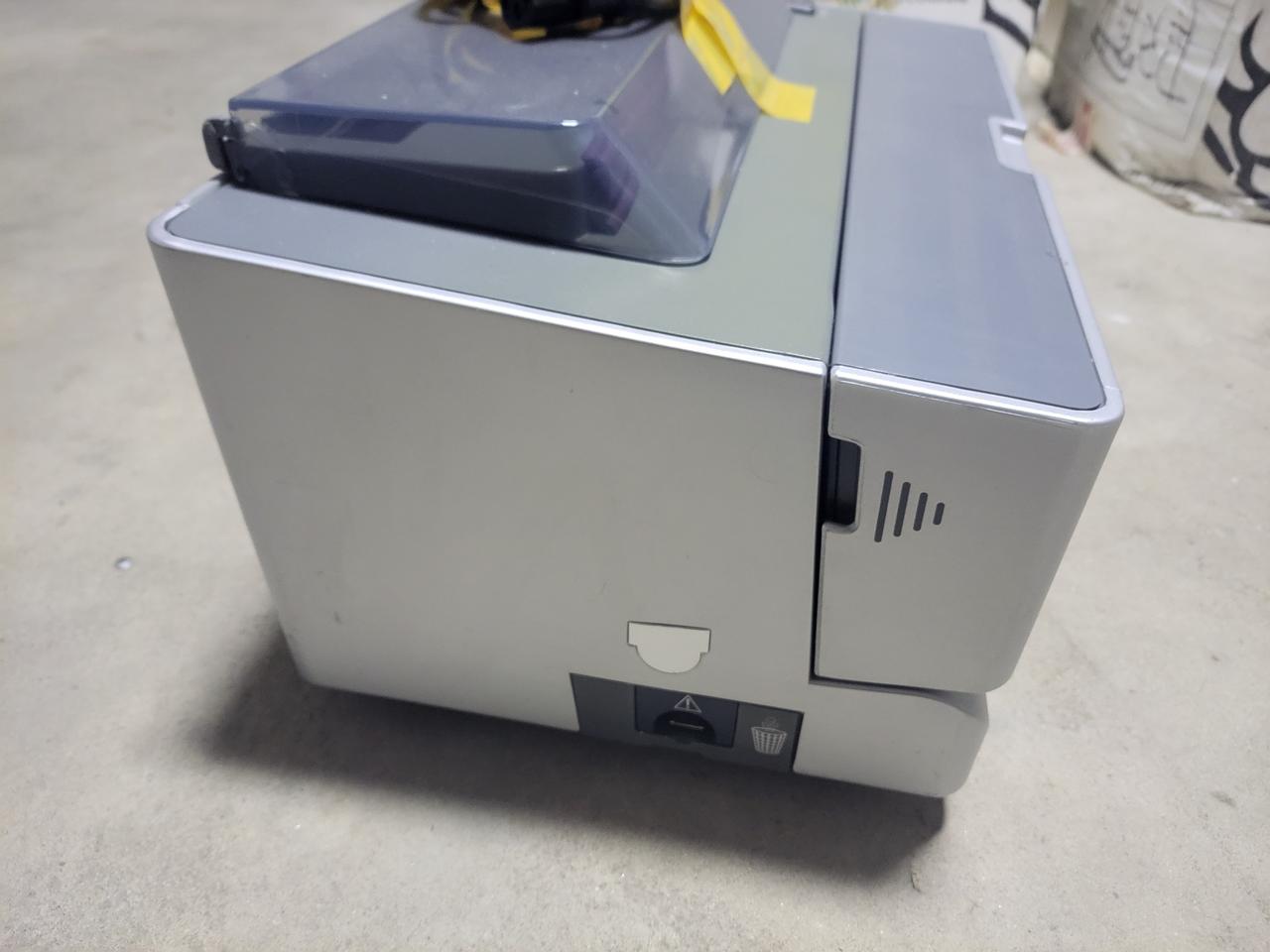 제본기. 타공기